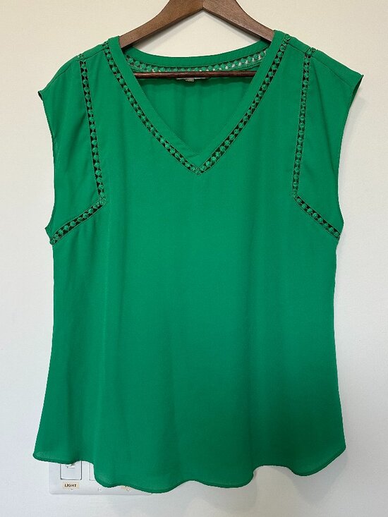 41 Hawthorn Tops - 41 Hawthorn Green Sleeveless V-Neck Tank Top Crochet Trim in Size L 💚 ✨